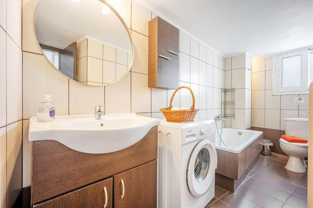 Apartment In The Middle Of Everything Афины Экстерьер фото