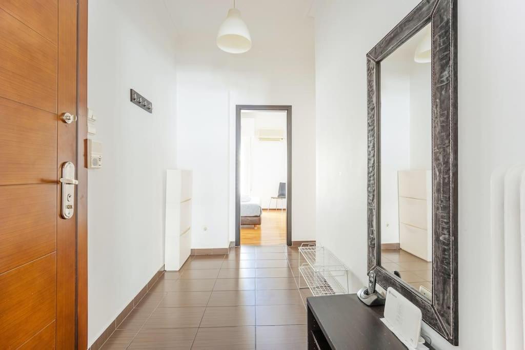 Apartment In The Middle Of Everything Афины Экстерьер фото